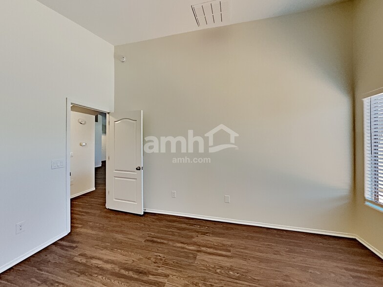 Building Photo - 342 W Calle Paso Suave
