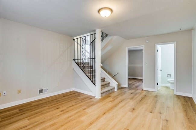 Building Photo - Tri-level Townhome