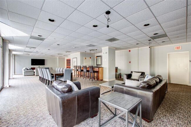 Building Photo - 2479 Peachtree Rd