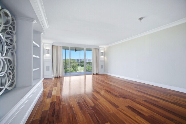 Building Photo - 2901 S Palm Aire Dr