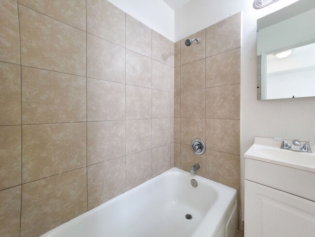 Building Photo - Cozy 1 bedroom 1 bathroom apartment available for lease in Yuma, AZ!