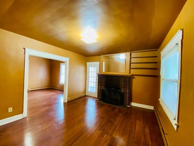 Building Photo - Adorable 2bdrm/1bth Bungalow Conveniently ...