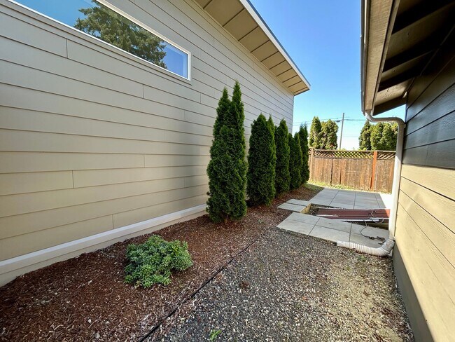 Building Photo - Charming 3-Bedroom Home in Prime Vancouver Location – Pet Friendly with Fenced Yard!