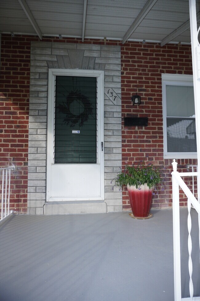 Building Photo - 137 Riverthorn Rd