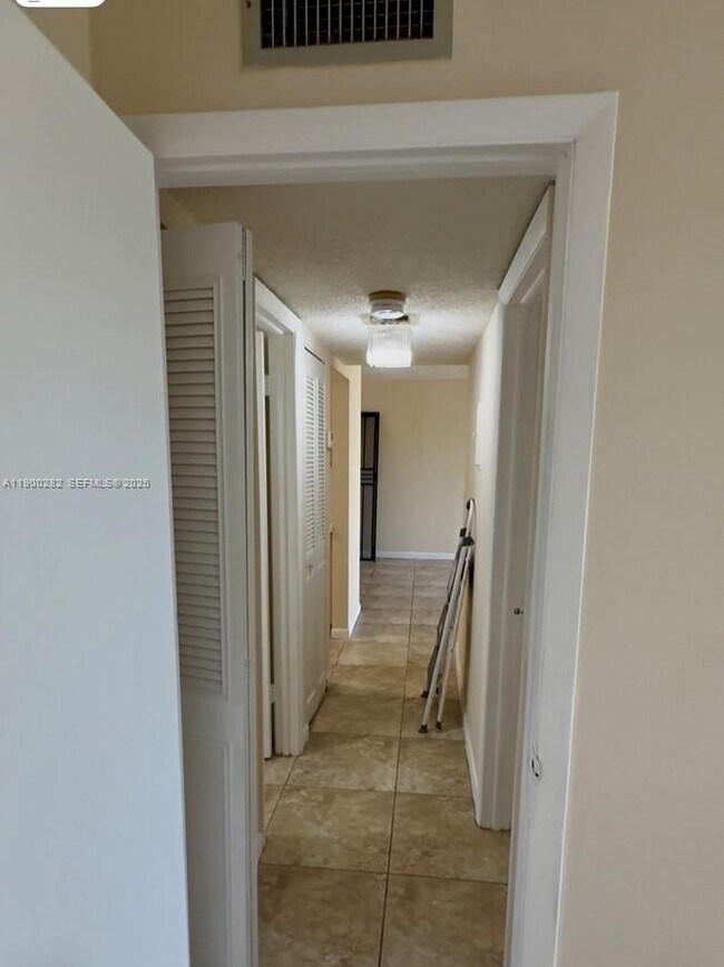 Building Photo - 9678 Fontainebleau Blvd