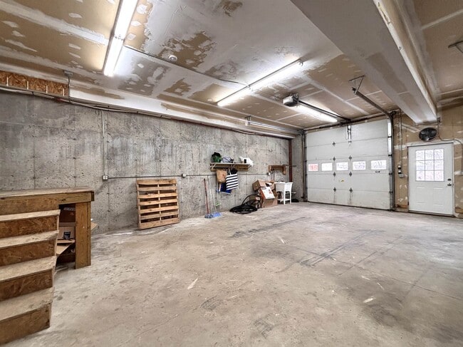 Building Photo - 28 Hidden Ln