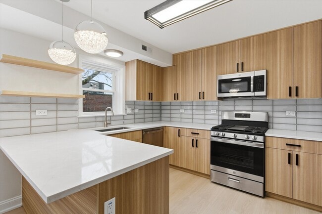 Building Photo - 5915 N Milwaukee Ave