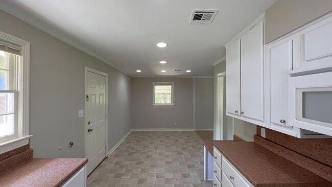 Building Photo - 3-Bedroom with so much to offer !