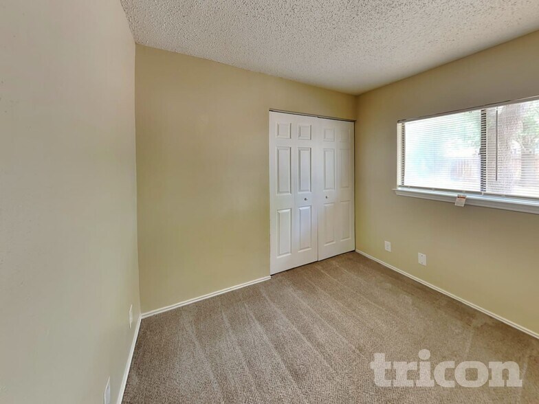 Building Photo - 9415 Valley Moss