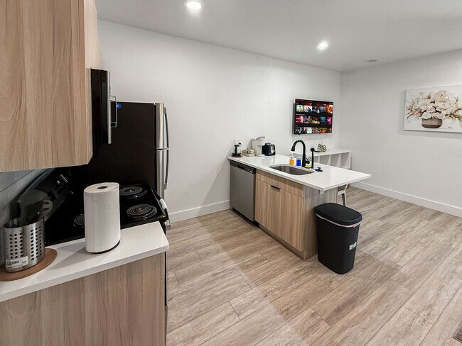 Building Photo - 2400 E Huntingdon St