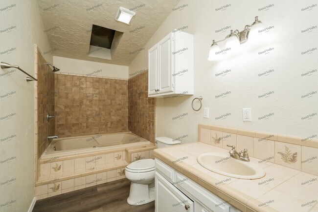 Building Photo - 6905 S Oswego Ave