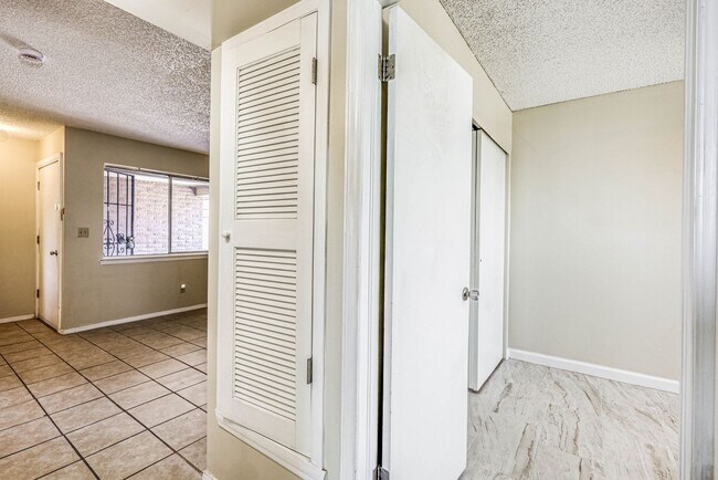 Building Photo - Beautiful 2 bed - 1 baths apartment  part of a TRIPLEX