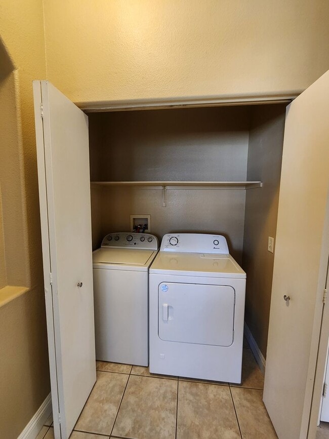 Building Photo - A Fabulous 3 Bedroom Townhome In North Las...