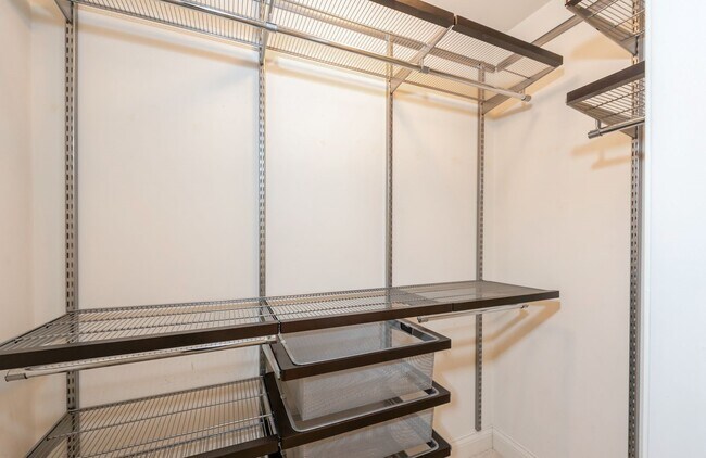 Building Photo - 10 E Delaware Pl