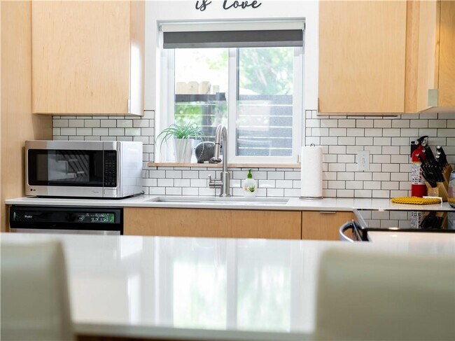 Building Photo - 352 W 5th St