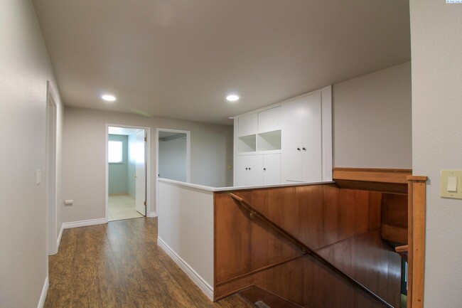 Building Photo - 3 Bed/2 Bath Apartment Above Commercial Bu...