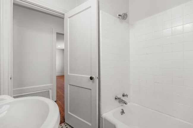 Building Photo - 202 Robinson St