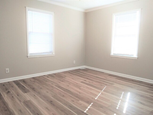 Building Photo - *5 Bedrooms & a Great Backyard!*  ~~~A_TRULY_FABULOUS_HOUSE~~~