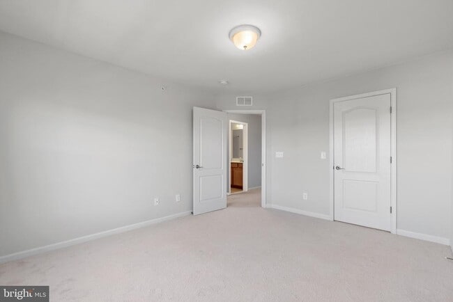 Building Photo - 2261 Kew Gardens Dr