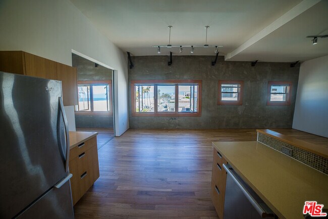 Building Photo - 8 Brooks Ave