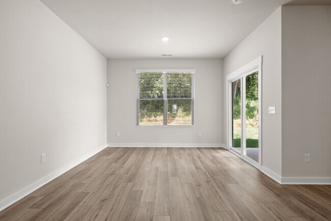 Building Photo - Spacious, Modern Ranch in Rossview!