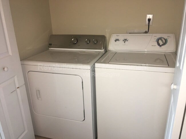 Building Photo - 6800 Blackstone Pl