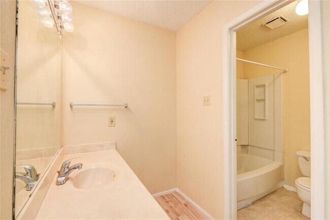 Building Photo - 6103 Ludington Dr