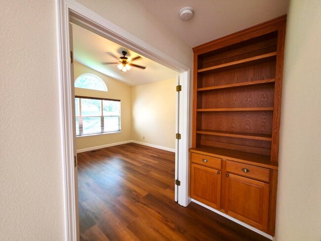 Building Photo - Beautifully Updated 3 Bedroom 2 Bath Updated Home in Lakeridge Springs Close to Community Pool an...