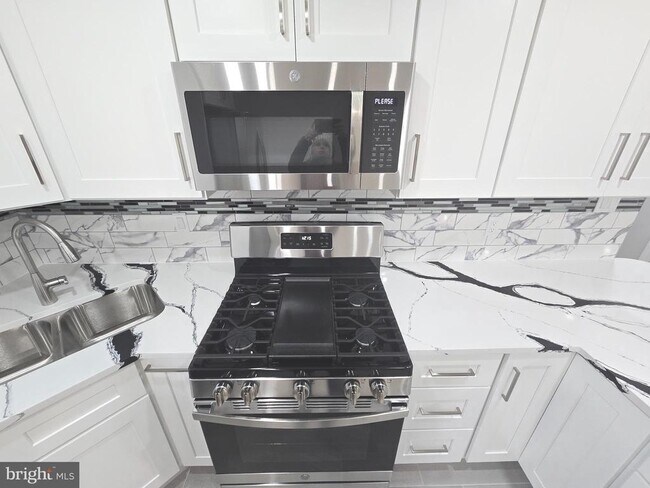 Building Photo - 4813 Lawrence St