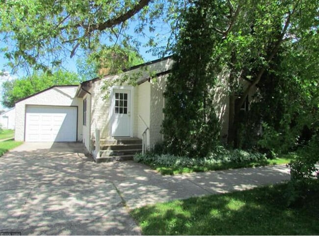 Building Photo - 306 4th Ave NE