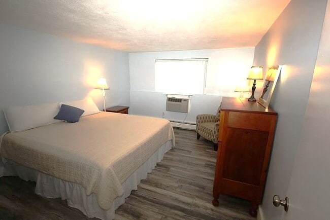 Building Photo - Updated 1 bedroom condo in ideal North Reading / Andover Rte 28 location.