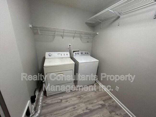 Building Photo - 96 Tannenbaum Cir