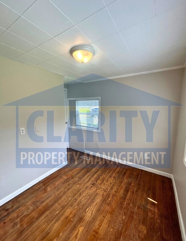 Building Photo - Charming 2-Bedroom Home with Spacious Yard...