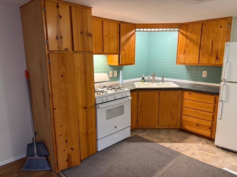 Kitchen - 13312 McComb Rd