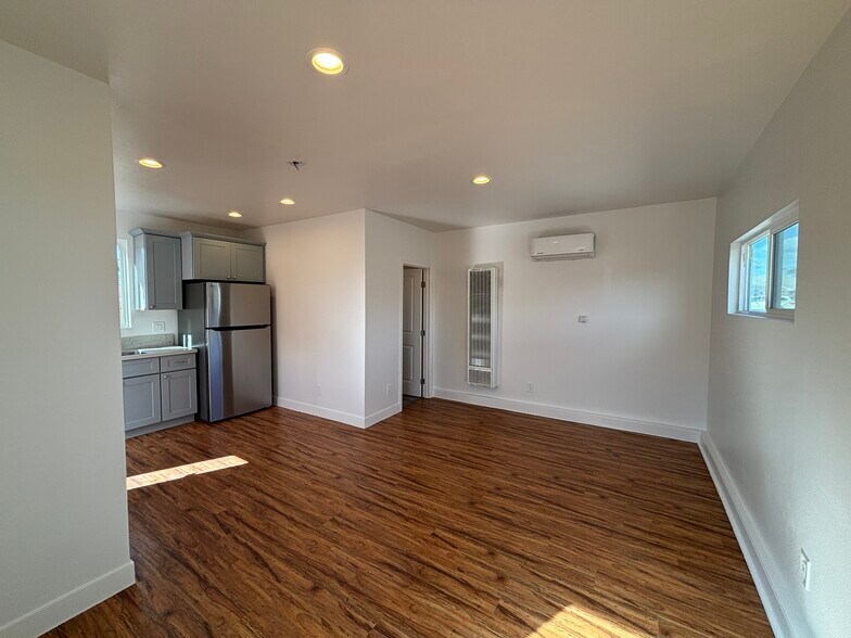 Building Photo - 4948 Twain Ave