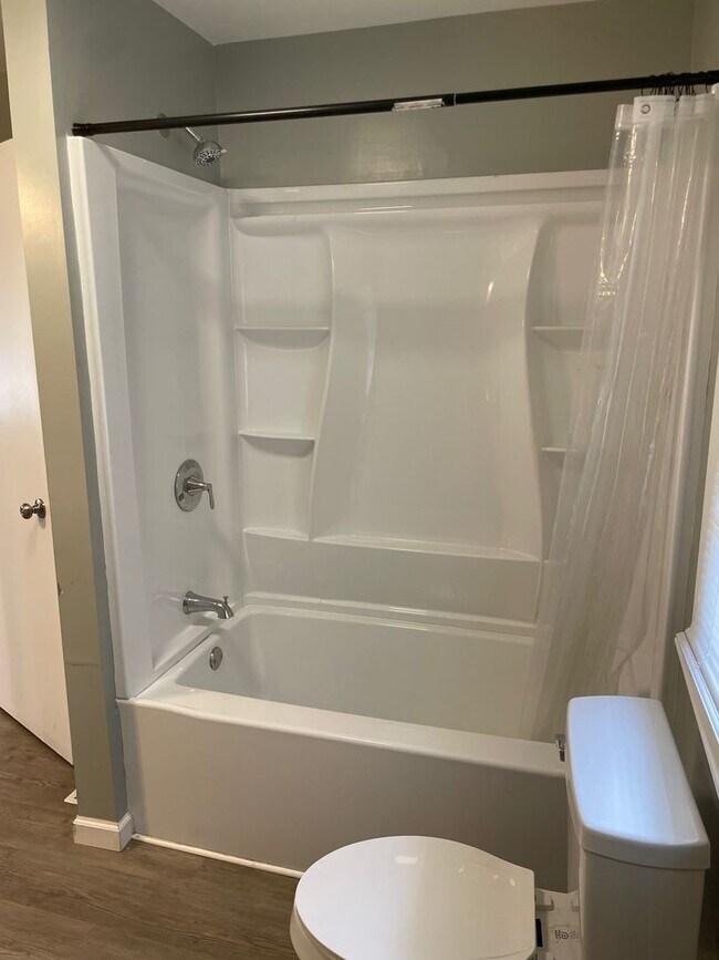 Building Photo - NEWLY RENOVATED 2 BED, 2 BATH HOME!