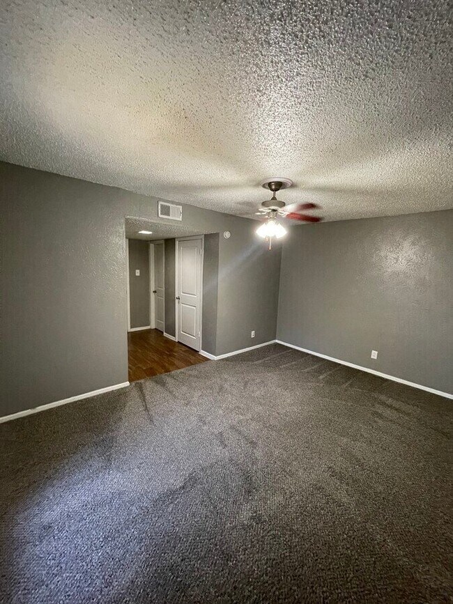 Building Photo - 1901 Lakeview Cir