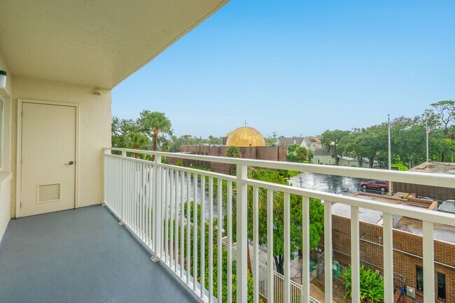 Building Photo - 2 bedrooms, 1 bath Condo located near the ...