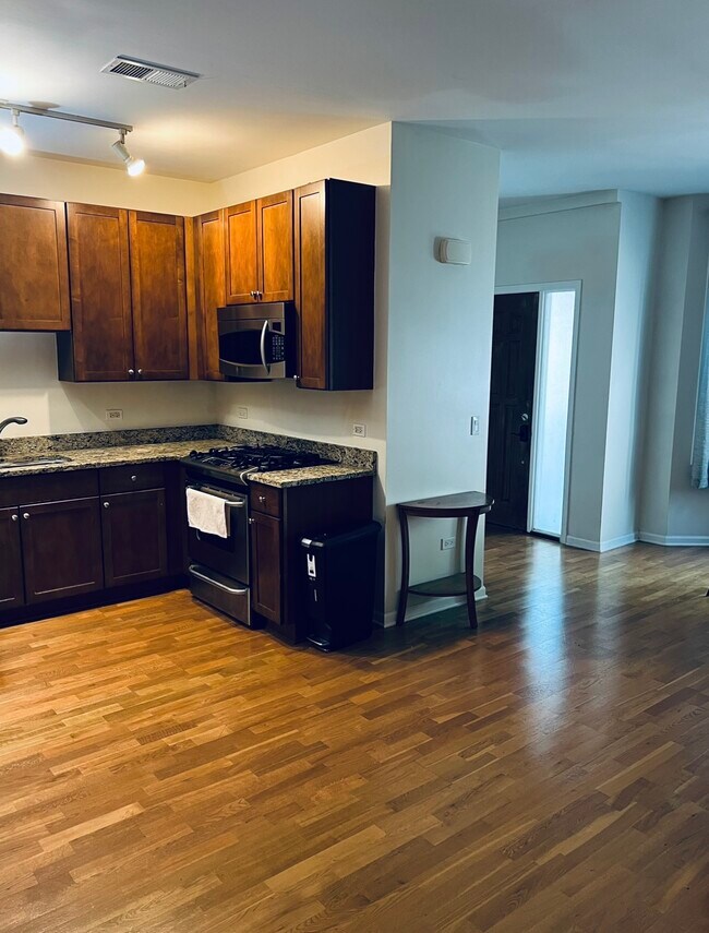 Building Photo - 4057 S Lake Park Ave