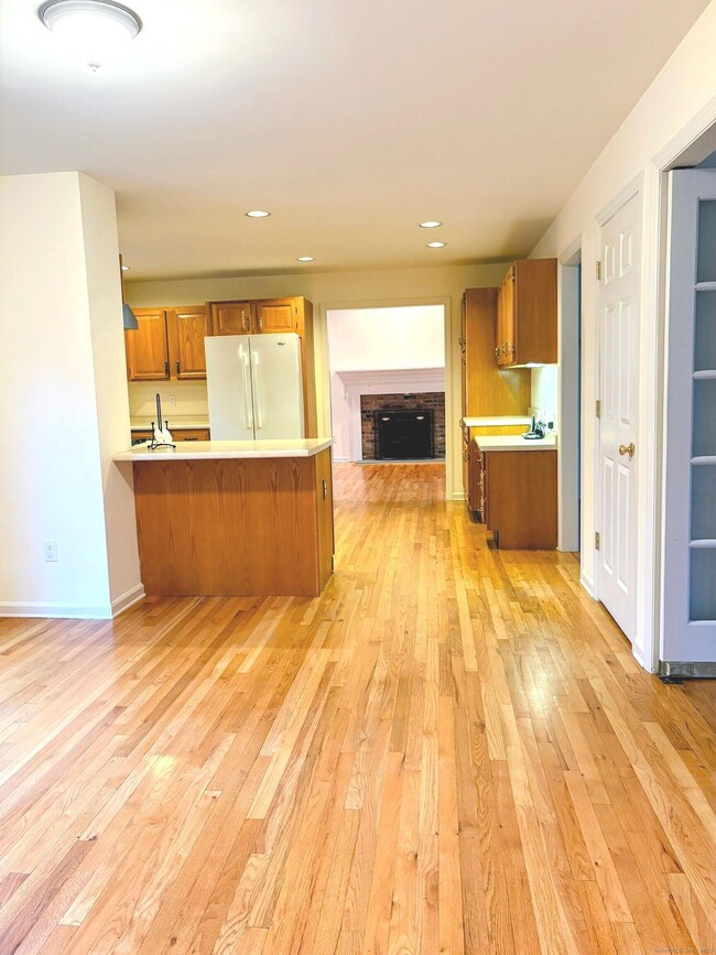 Building Photo - 5 Howes Ct