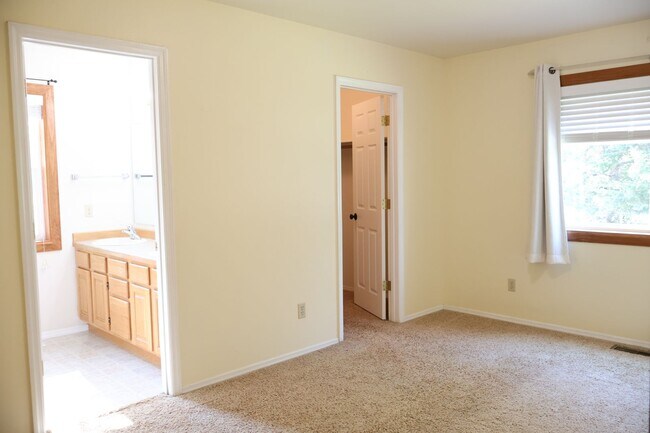 Building Photo - 360 Rain Shadow Dr