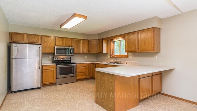 Building Photo - MULTI-LEVEL 3 BD, 2 BA HOUSE WITH FENCED IN YARD, DOUBLE ATTACHED GARAGE, SHED, MURPHY BED, 3 FAM...