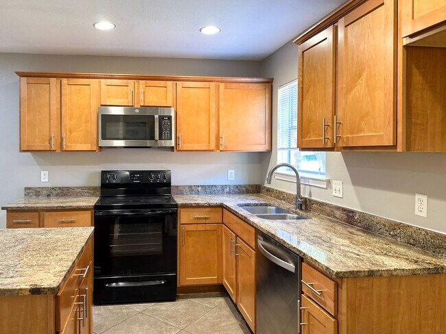 Building Photo - 4 Bedroom / 2 Bath / 2 Car Garage