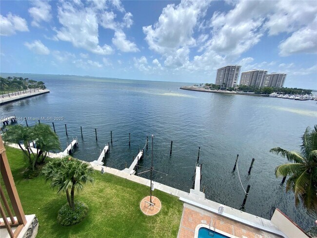 Building Photo - 1632 S Bayshore Ct