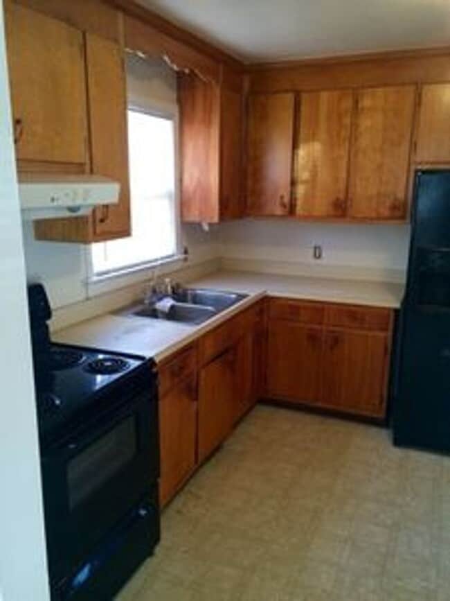 Building Photo - 3 bedroom house in Fulton Hill! Laundry, Central HVAC All electric, big fenced yard, hardwoods