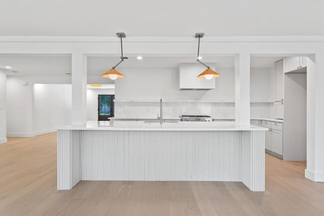 Building Photo - 1520 Villanova Dr