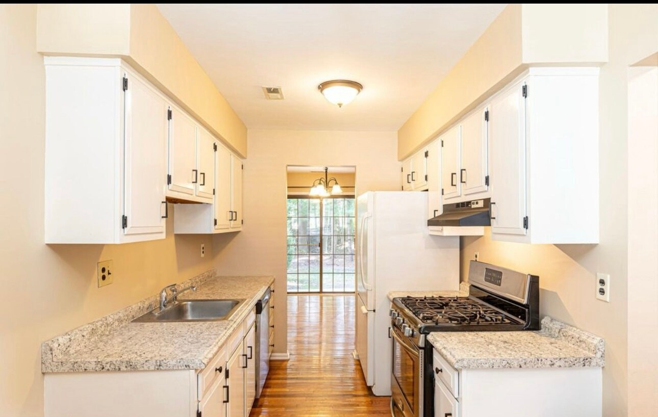 Building Photo - 8 Regent Ct