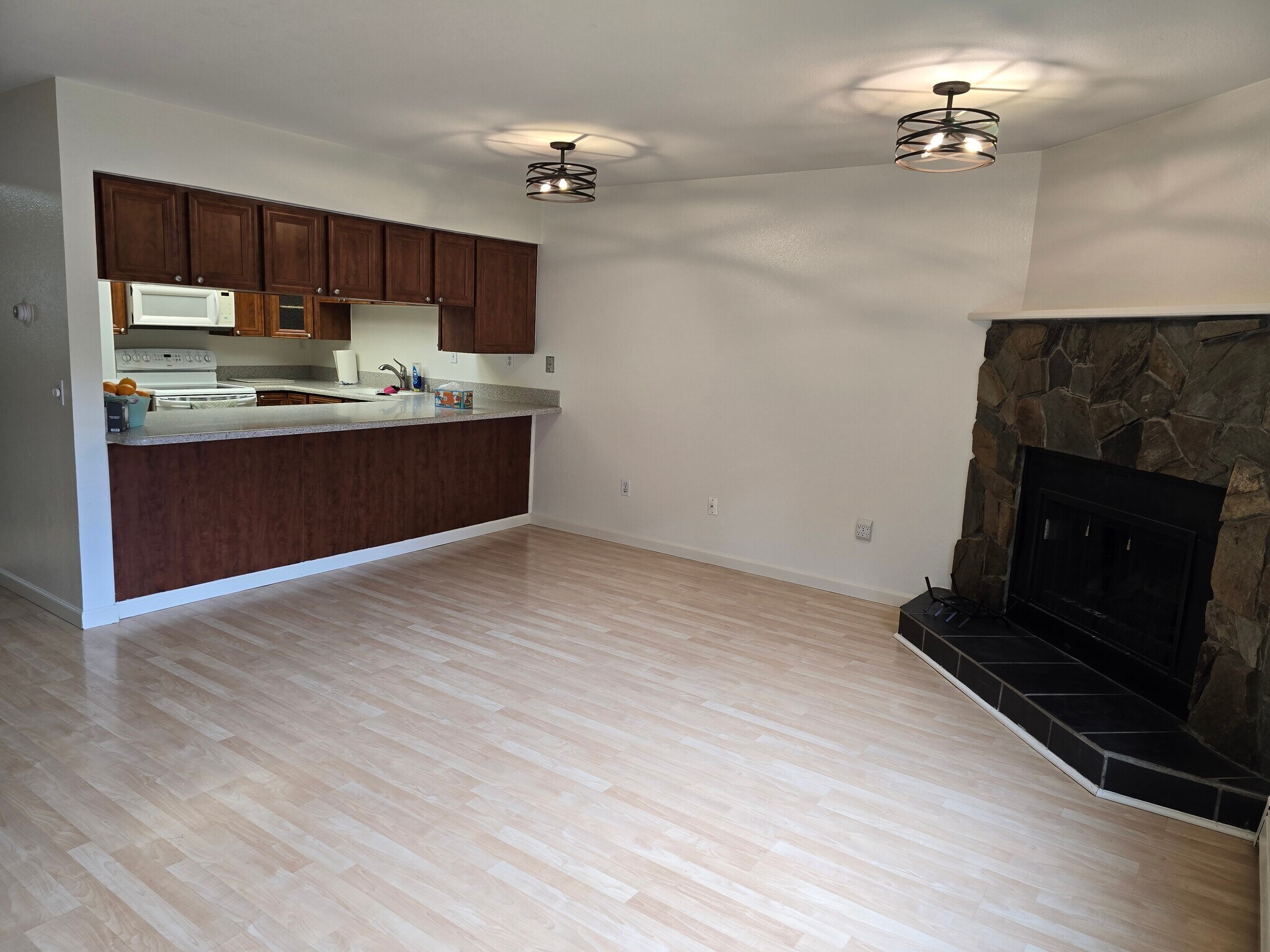 Building Photo - 355 Donna Dr