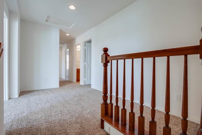Building Photo - 1059 Vista Pointe Blvd