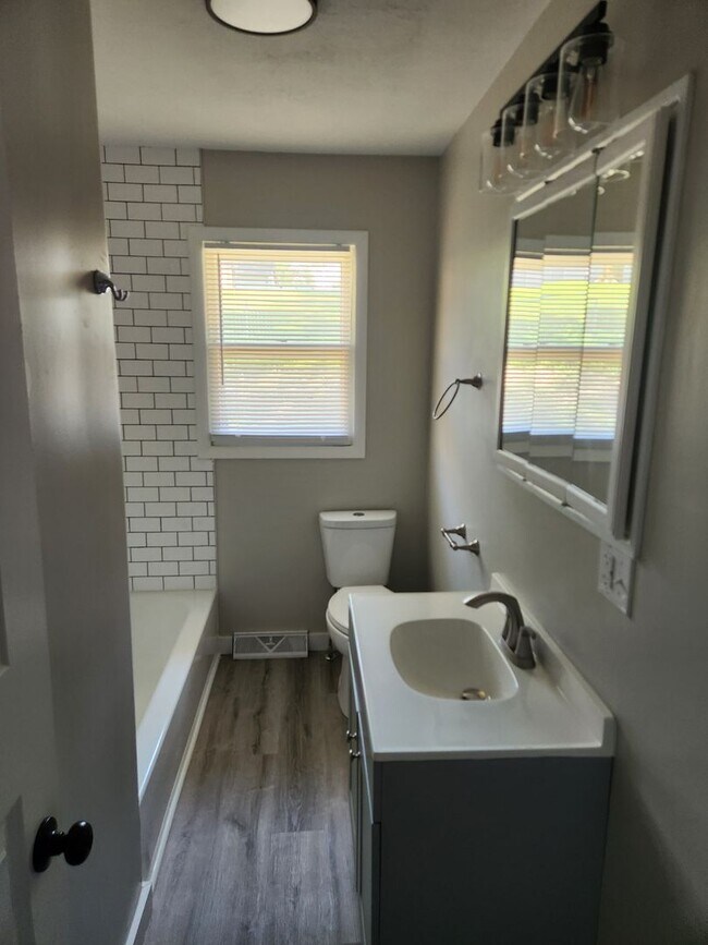 Building Photo - 3/2/1 Newly remodeled Plattsmouth house!